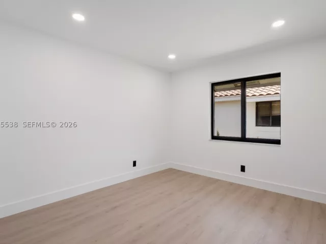 Продажа дома по адресу 1543 SW 1st Ave - фото 9274507