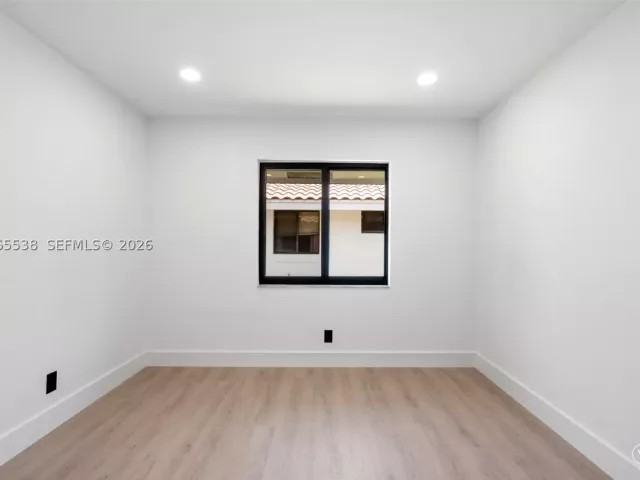 Продажа дома по адресу 1543 SW 1st Ave - фото 9274508