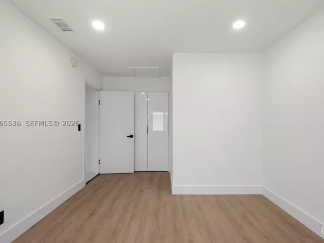 Продажа дома по адресу 1543 SW 1st Ave - фото 9274509