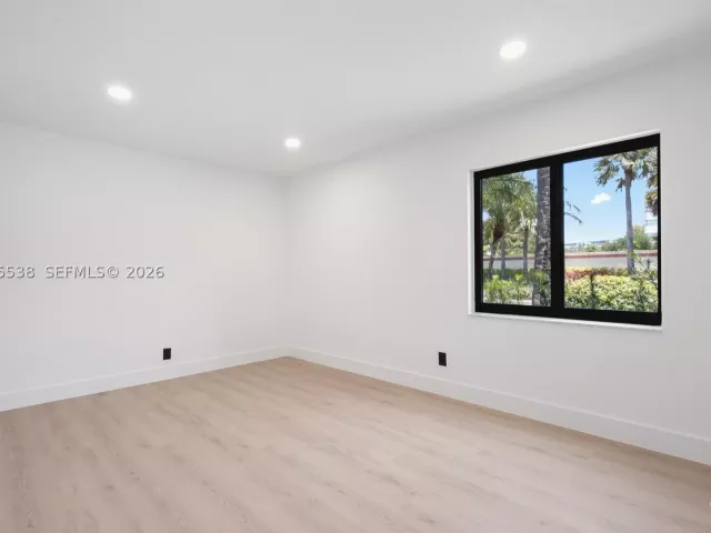 Продажа дома по адресу 1543 SW 1st Ave - фото 9274514