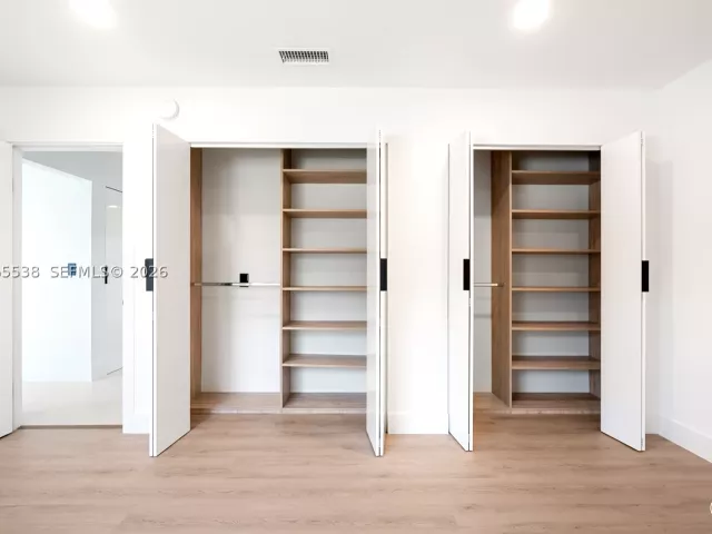 Продажа дома по адресу 1543 SW 1st Ave - фото 9274516