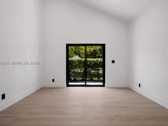 Продажа дома по адресу 1543 SW 1st Ave - фото 9274517