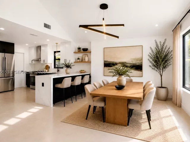 Продажа дома по адресу 1543 SW 1st Ave - фото 9274490