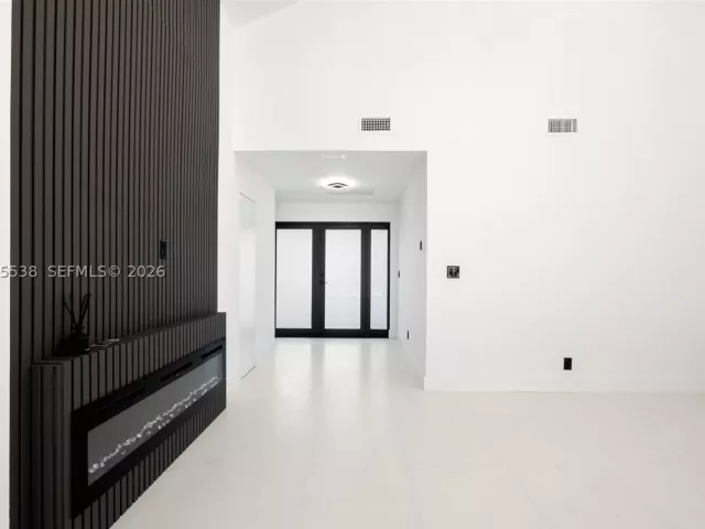 Продажа дома по адресу 1543 SW 1st Ave - фото 9274492