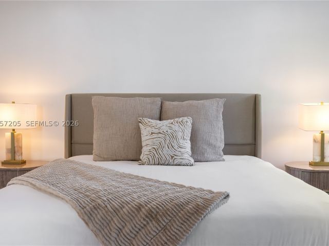 Продажа дома по адресу 1651 SW 13th Ave - фото 8978418