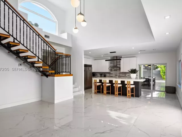 Продажа дома по адресу 1651 SW 13th Ave - фото 8978380
