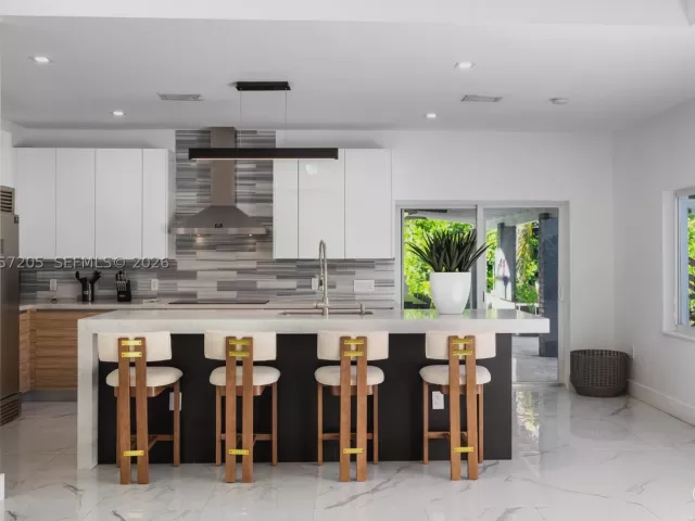 Продажа дома по адресу 1651 SW 13th Ave - фото 8978384