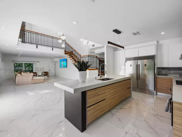 Продажа дома по адресу 1651 SW 13th Ave - фото 8978386