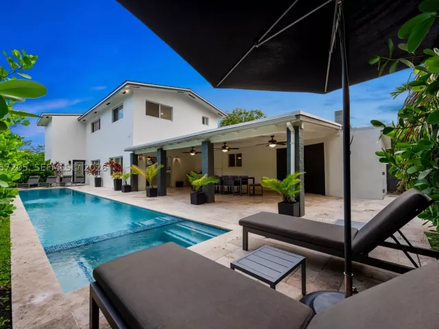 Продажа дома по адресу 1651 SW 13th Ave - фото 8978369