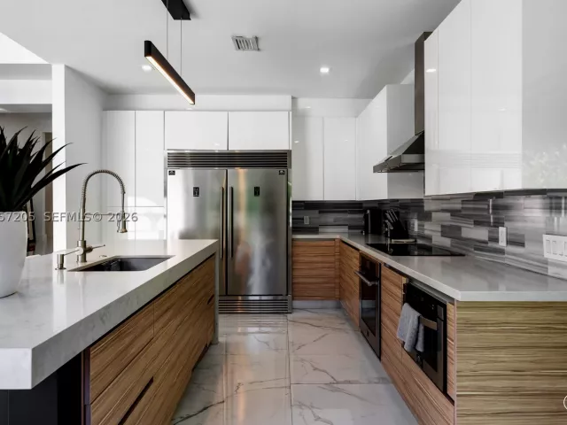 Продажа дома по адресу 1651 SW 13th Ave - фото 8978387