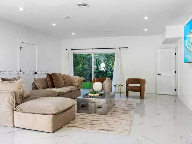 Продажа дома по адресу 1651 SW 13th Ave - фото 8978388