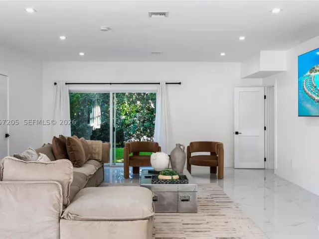 Продажа дома по адресу 1651 SW 13th Ave - фото 8978389