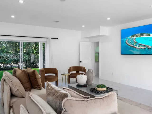 Продажа дома по адресу 1651 SW 13th Ave - фото 8978393