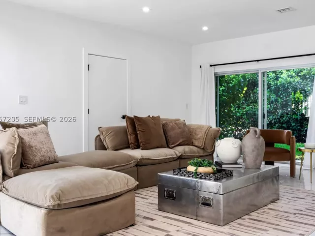 Продажа дома по адресу 1651 SW 13th Ave - фото 8978394