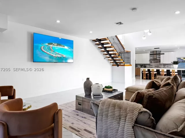 Продажа дома по адресу 1651 SW 13th Ave - фото 8978395