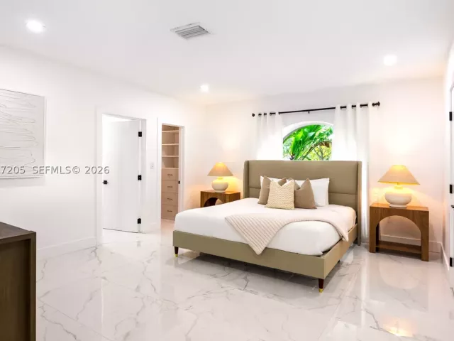 Продажа дома по адресу 1651 SW 13th Ave - фото 8978396