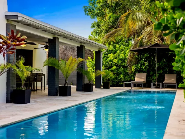 Продажа дома по адресу 1651 SW 13th Ave - фото 8978370