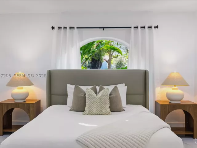 Продажа дома по адресу 1651 SW 13th Ave - фото 8978397