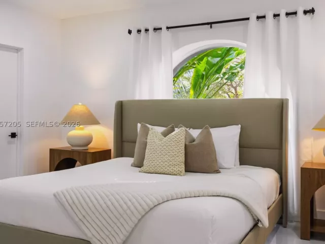 Продажа дома по адресу 1651 SW 13th Ave - фото 8978398