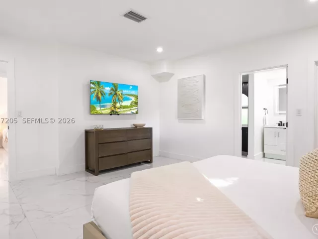 Продажа дома по адресу 1651 SW 13th Ave - фото 8978399