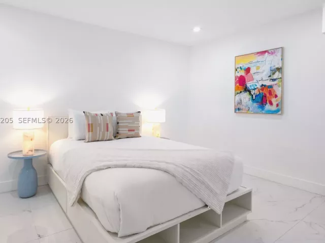 Продажа дома по адресу 1651 SW 13th Ave - фото 8978401