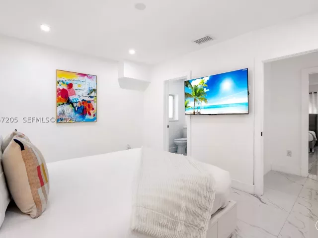Продажа дома по адресу 1651 SW 13th Ave - фото 8978402