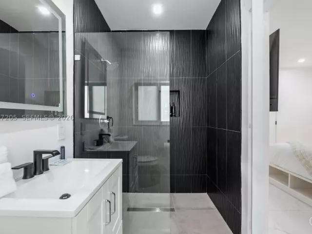 Продажа дома по адресу 1651 SW 13th Ave - фото 8978403