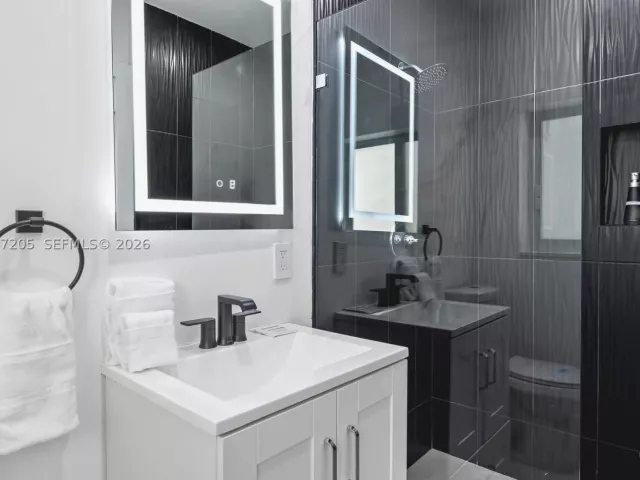Продажа дома по адресу 1651 SW 13th Ave - фото 8978404