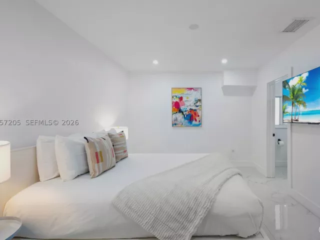 Продажа дома по адресу 1651 SW 13th Ave - фото 8978405