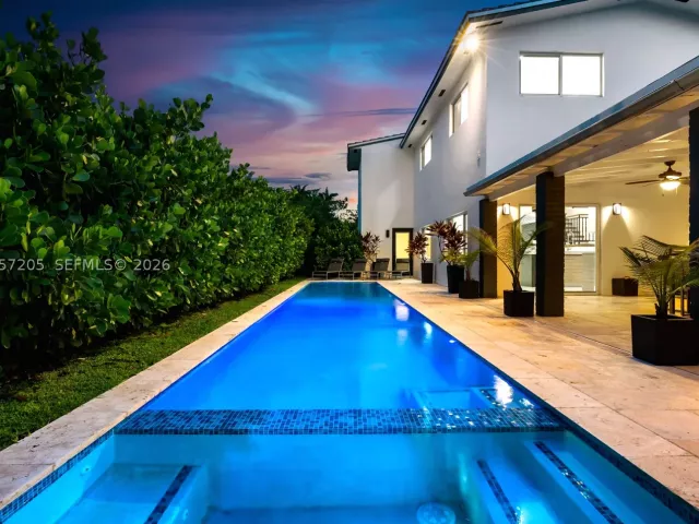 Продажа дома по адресу 1651 SW 13th Ave - фото 8978371