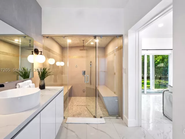 Продажа дома по адресу 1651 SW 13th Ave - фото 8978407