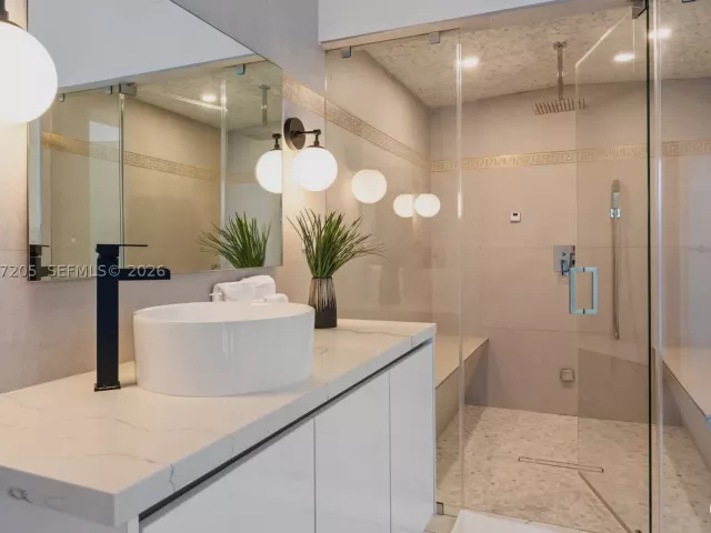 Продажа дома по адресу 1651 SW 13th Ave - фото 8978408