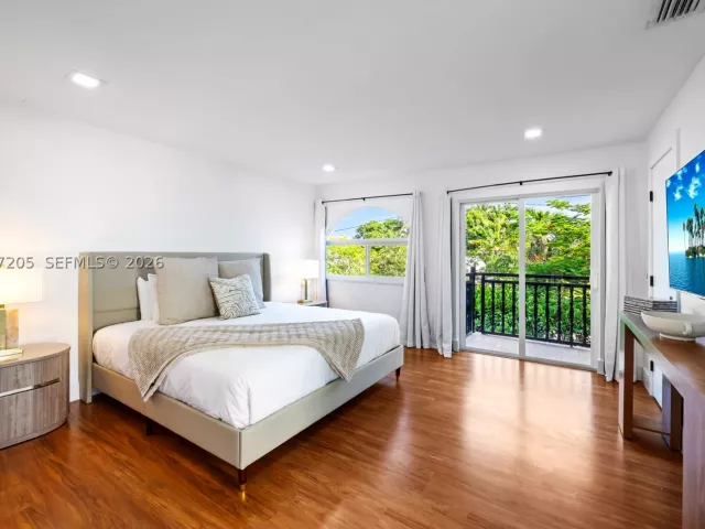 Продажа дома по адресу 1651 SW 13th Ave - фото 8978410