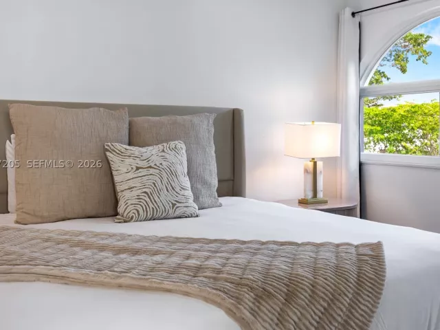 Продажа дома по адресу 1651 SW 13th Ave - фото 8978411