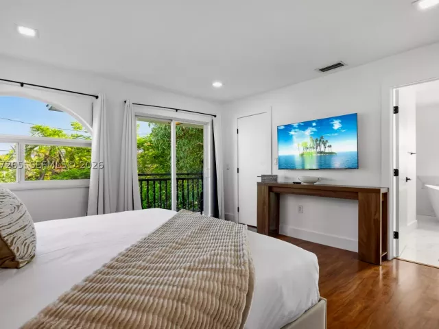 Продажа дома по адресу 1651 SW 13th Ave - фото 8978412