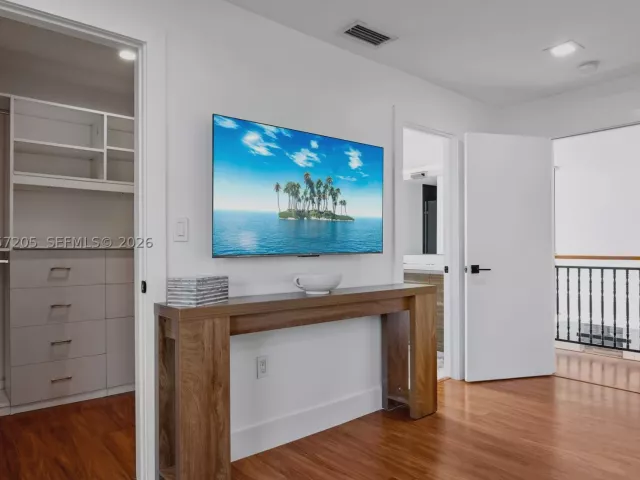Продажа дома по адресу 1651 SW 13th Ave - фото 8978413