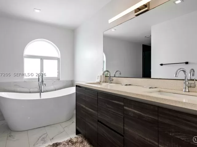 Продажа дома по адресу 1651 SW 13th Ave - фото 8978415