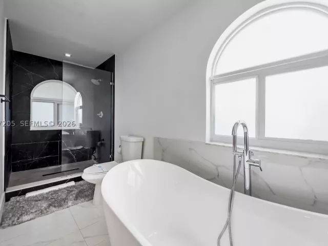 Продажа дома по адресу 1651 SW 13th Ave - фото 8978416