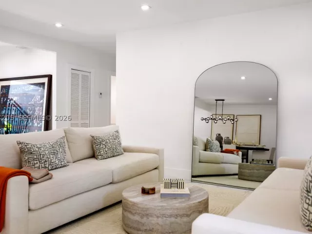 Продажа дома по адресу 1651 SW 13th Ave - фото 8978372