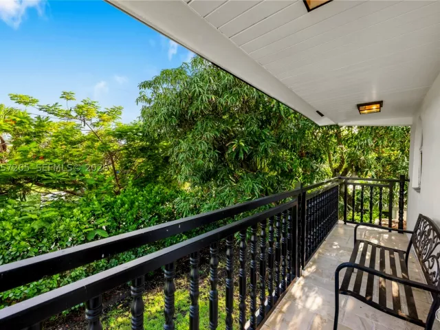 Продажа дома по адресу 1651 SW 13th Ave - фото 8978417