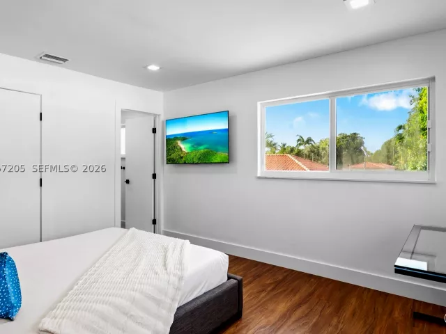 Продажа дома по адресу 1651 SW 13th Ave - фото 8978419