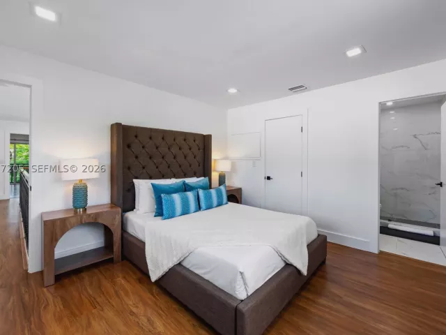 Продажа дома по адресу 1651 SW 13th Ave - фото 8978420