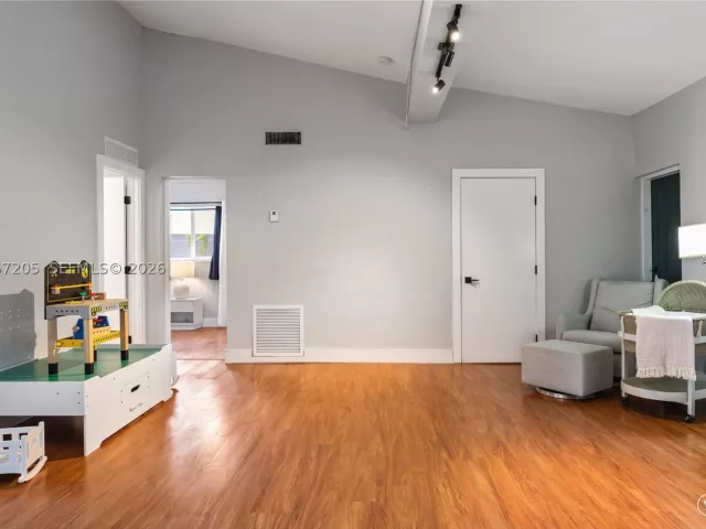 Продажа дома по адресу 1651 SW 13th Ave - фото 8978422