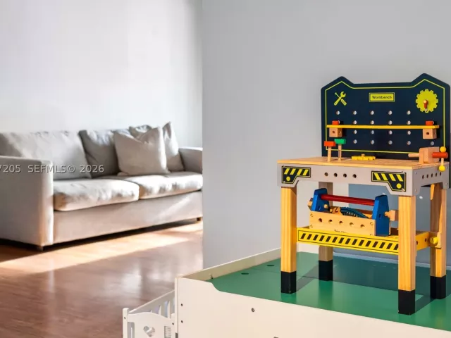 Продажа дома по адресу 1651 SW 13th Ave - фото 8978426