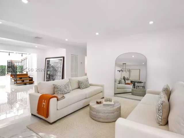 Продажа дома по адресу 1651 SW 13th Ave - фото 8978373