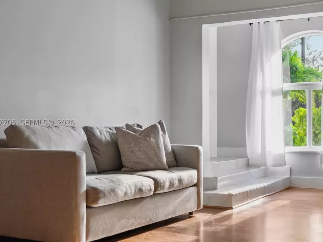 Продажа дома по адресу 1651 SW 13th Ave - фото 8978427