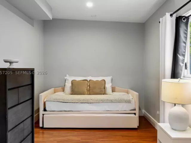 Продажа дома по адресу 1651 SW 13th Ave - фото 8978428