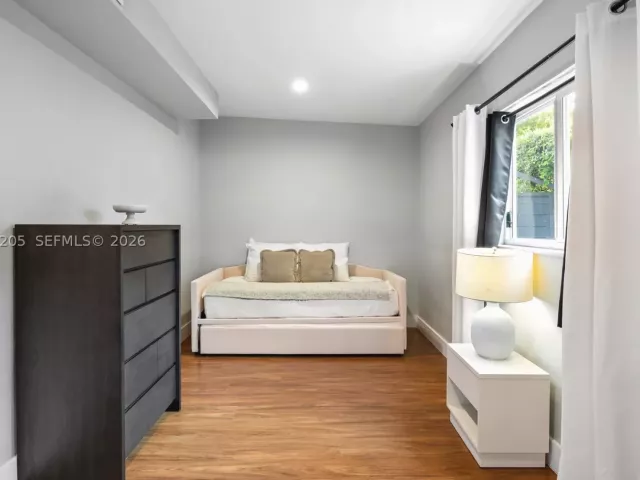 Продажа дома по адресу 1651 SW 13th Ave - фото 8978429