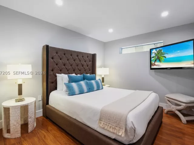 Продажа дома по адресу 1651 SW 13th Ave - фото 8978430