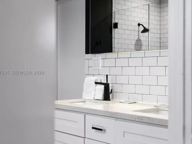 Продажа дома по адресу 1651 SW 13th Ave - фото 8978432